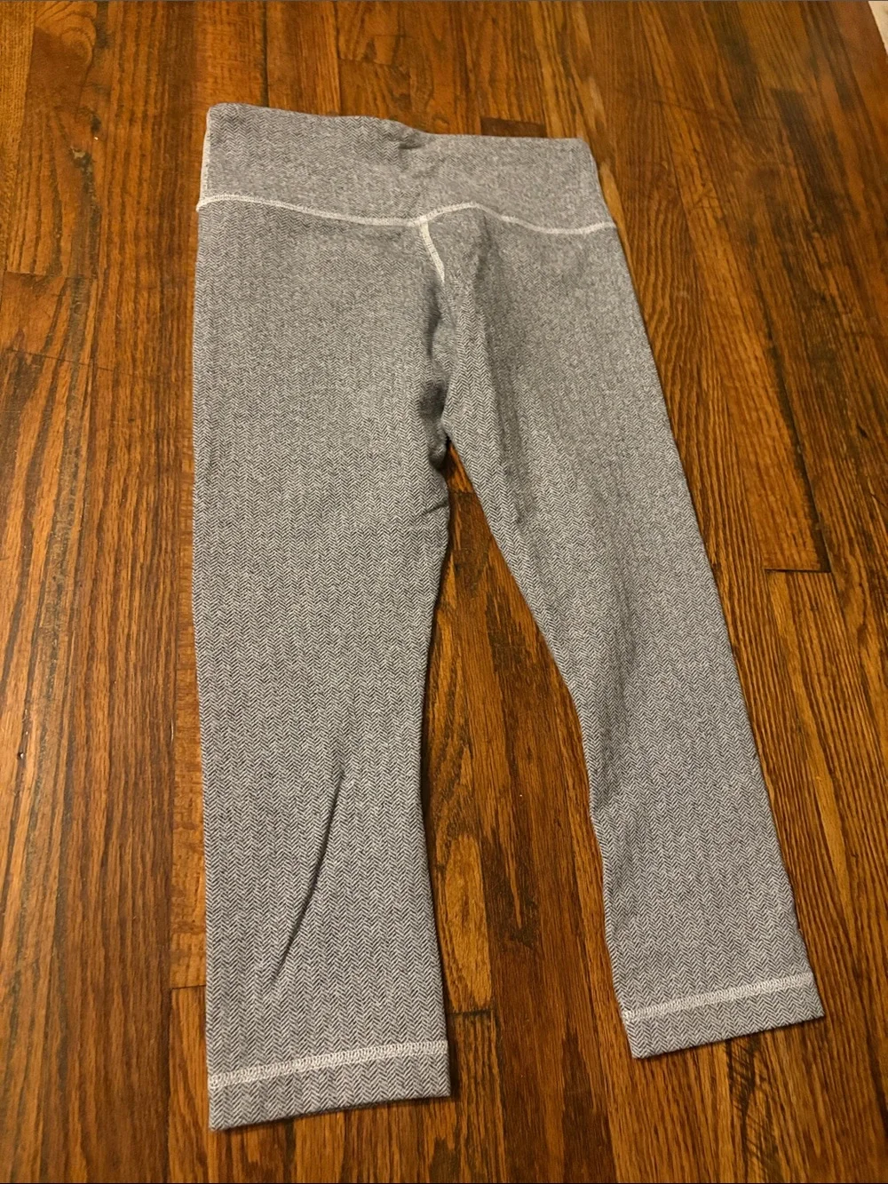 🎉Lululemon athletica Gray Cropped Leggings!